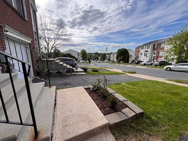 305 S Oak St — Photo 2