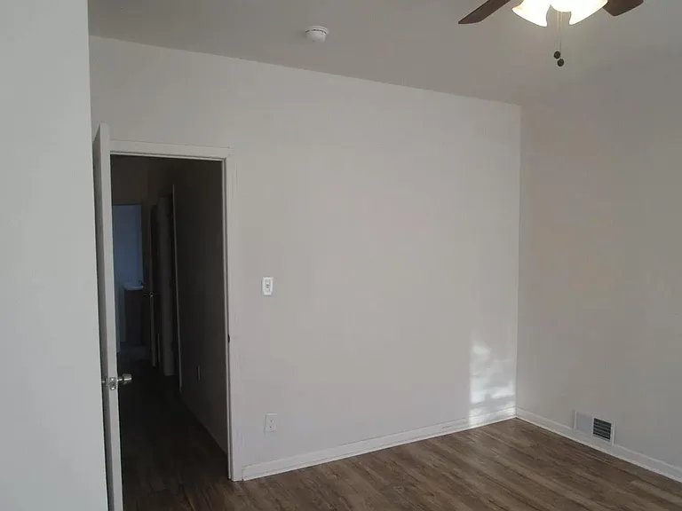 827 E Madison St — Photo 2