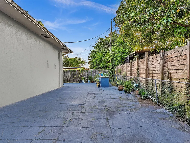700 SW 5th Ct — Photo 31