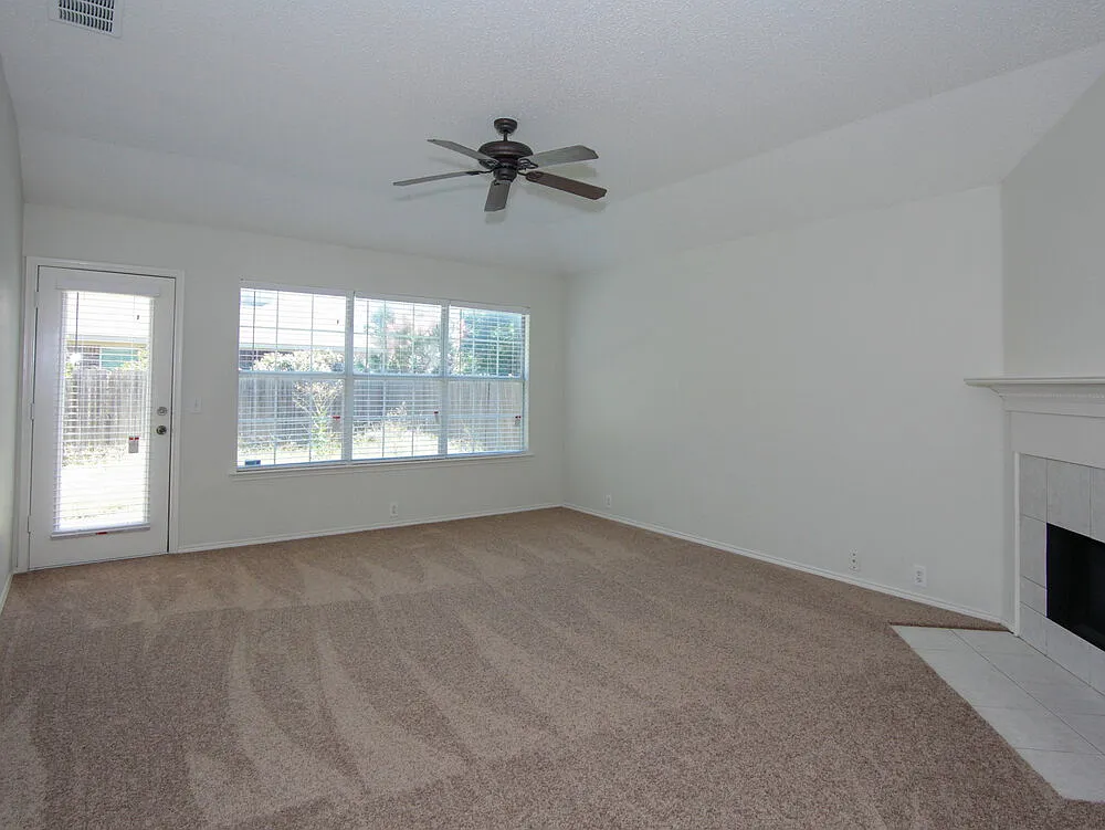 3 bed, 2.0 bath, 1861 sqft, $2,285 — Photo 2