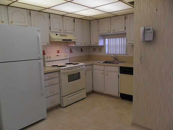 3rd image of 9420 S Hollybrook Lake Drive #105
