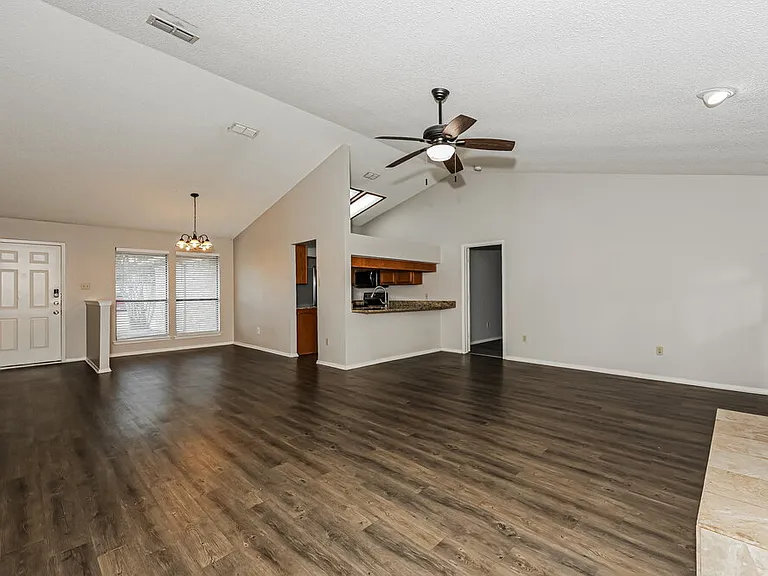 2917 Highlawn Ter — Photo 4