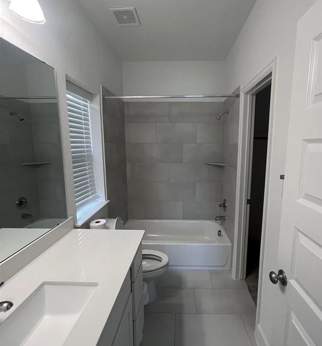 3 bed, 2.5 bath, 2046 sqft, $2,350 — Photo 3