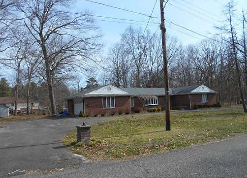 2nd image of 220 Thompson Ave