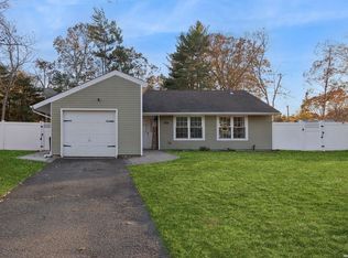 6 Hale Ln, Coram, NY 11727