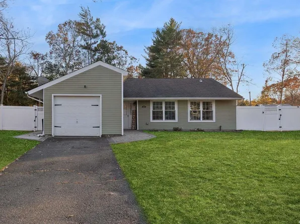 6 Hale Lane, Coram, NY 11727
