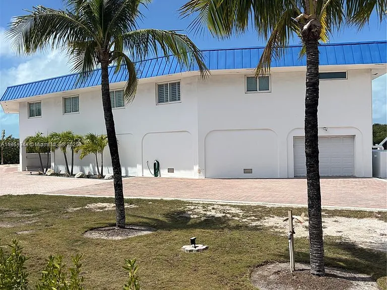 7760 Aviation Blvd — Photo 4