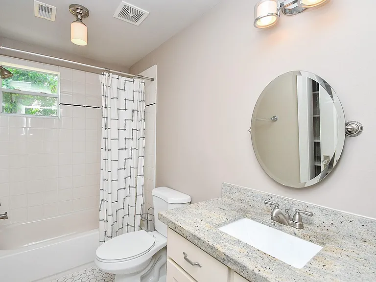 1307 Walton St — Photo 15