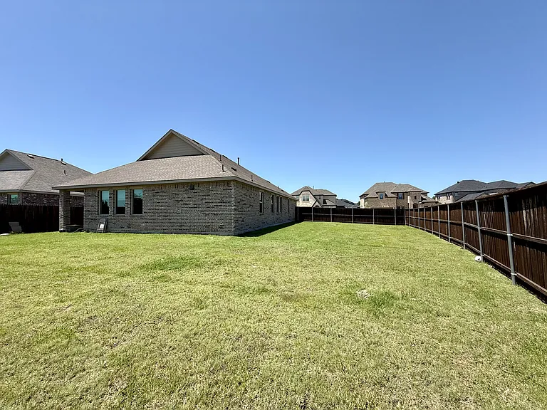 1601 Lake Grove Dr — Photo 12