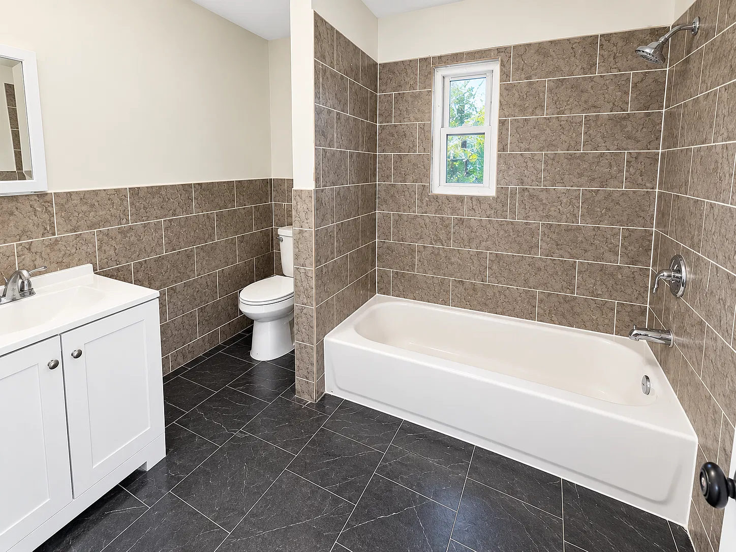 3 bed, 1200 sqft, $1,995 — Photo 2