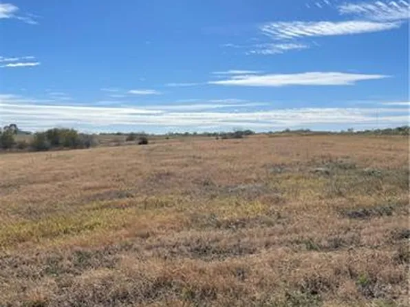 3-0 Mitchell Rd, Tonganoxie, KS 66086