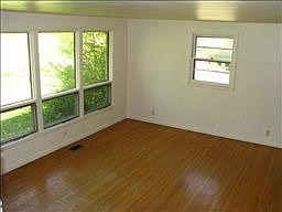 4th image of 912 Crownhill Dr