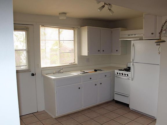 4th image of 291 S La Canada Dr