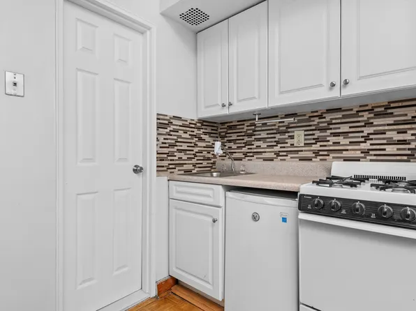415 East 82nd Street 1C image 3 of 5