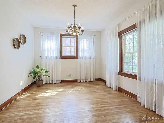 5th image of 409 Corona Ave