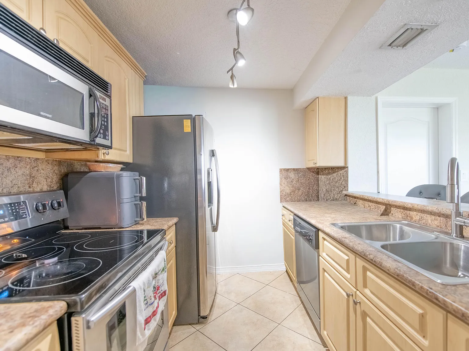 2 bed, 2.0 bath, 939 sqft, $2,150 — Photo 3