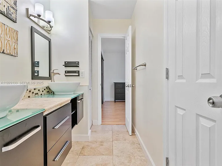 515 NE 38th St #10 — Photo 43
