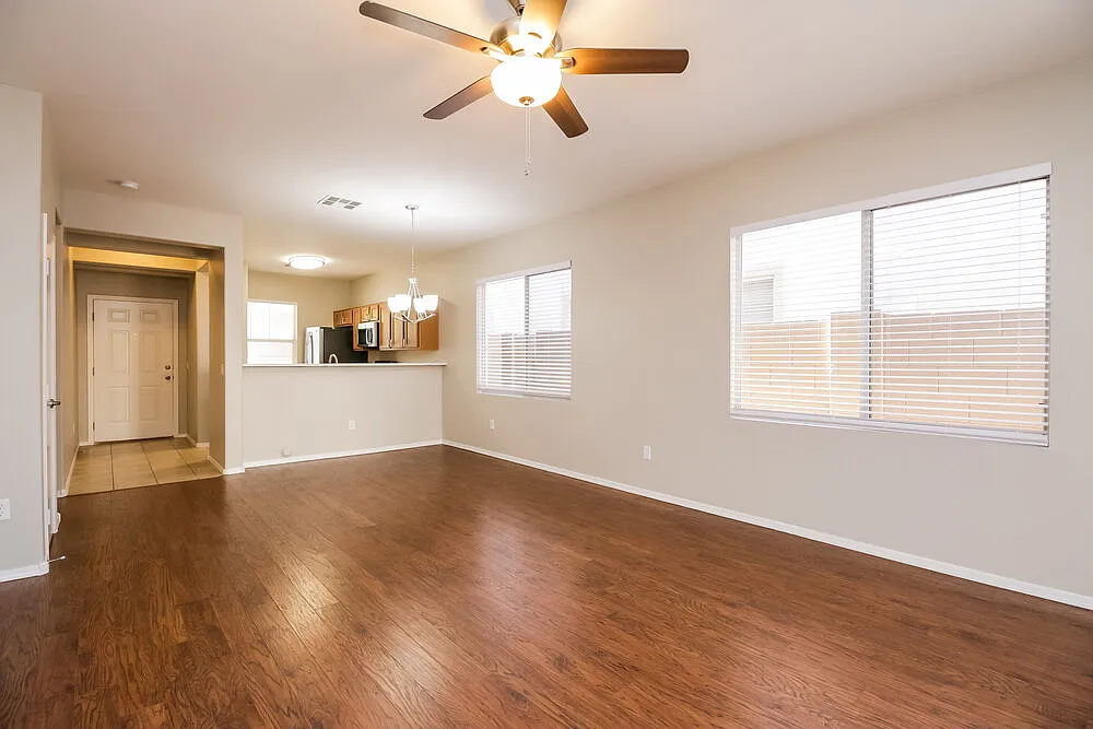 3 bed, 2.0 bath, 1306 sqft, $2,110 — Photo 4