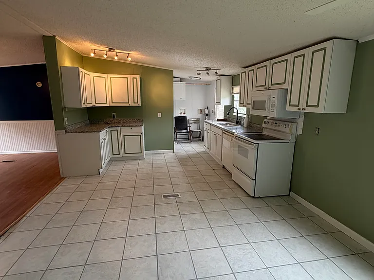 1160 Justin J Dr — Photo 2