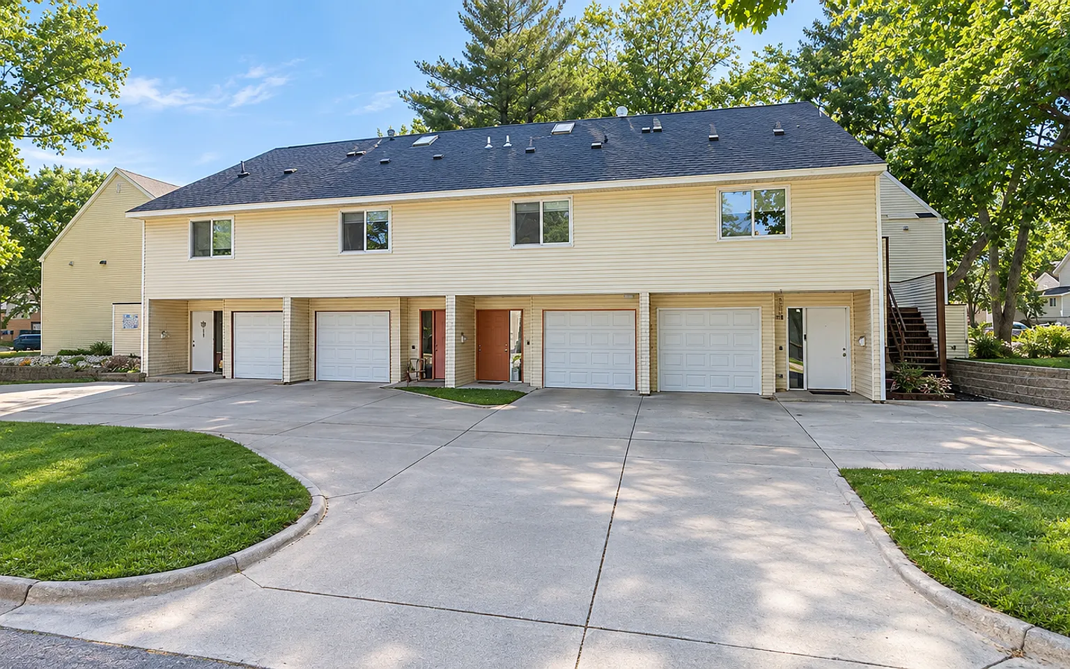 109 N Busey Ave — Photo 1