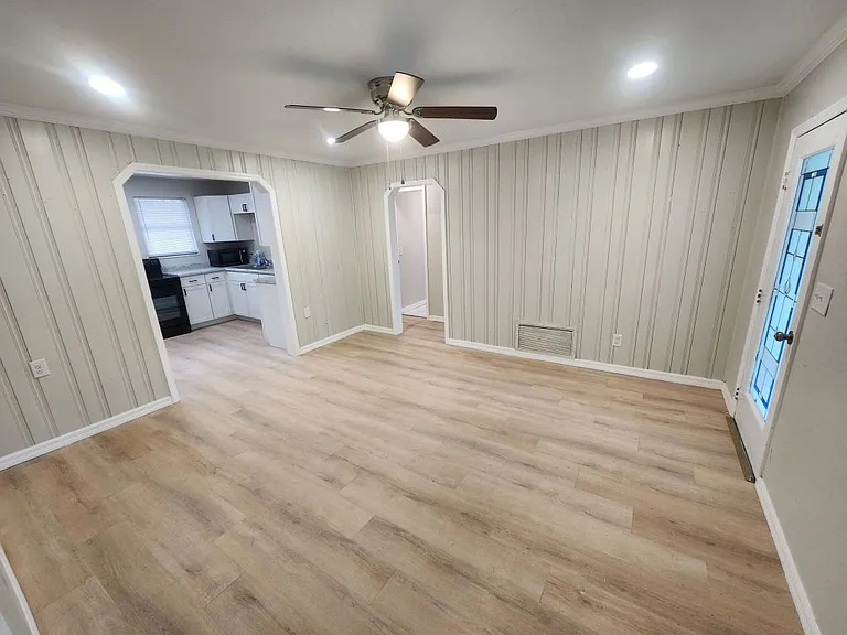3133 Myrtle St — Photo 3