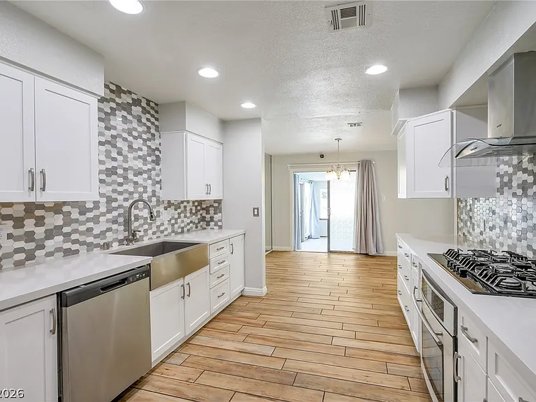 2324 Laurie Dr — Photo 7