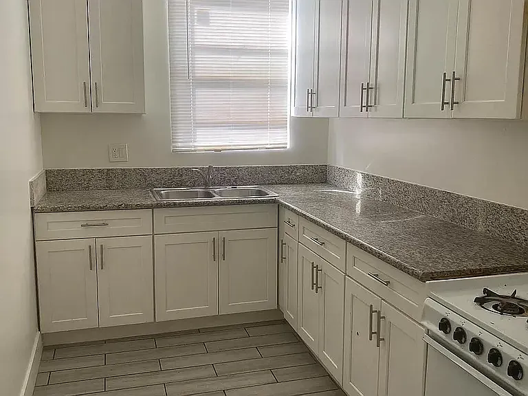 2569 Clarendon Ave — Photo 4