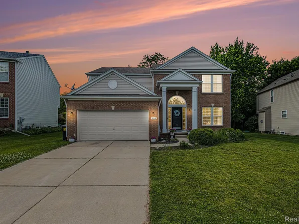 894 Canyon Creek Dr, Holly, MI 48442