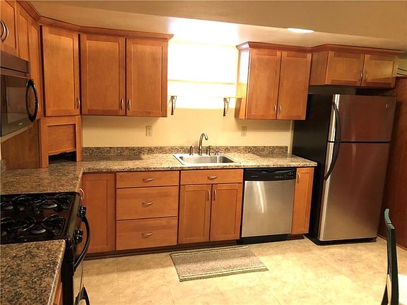 3rd image of 221 W Larkspur St