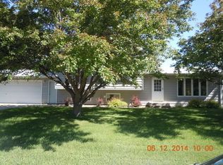 1614 Elmwood Dr, Minot, ND 58701