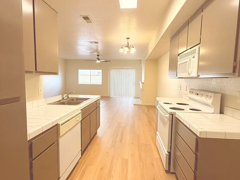 1271 W Spruce Ave — Photo 3