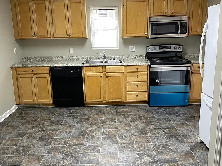 1703 Military Ave — Photo 2