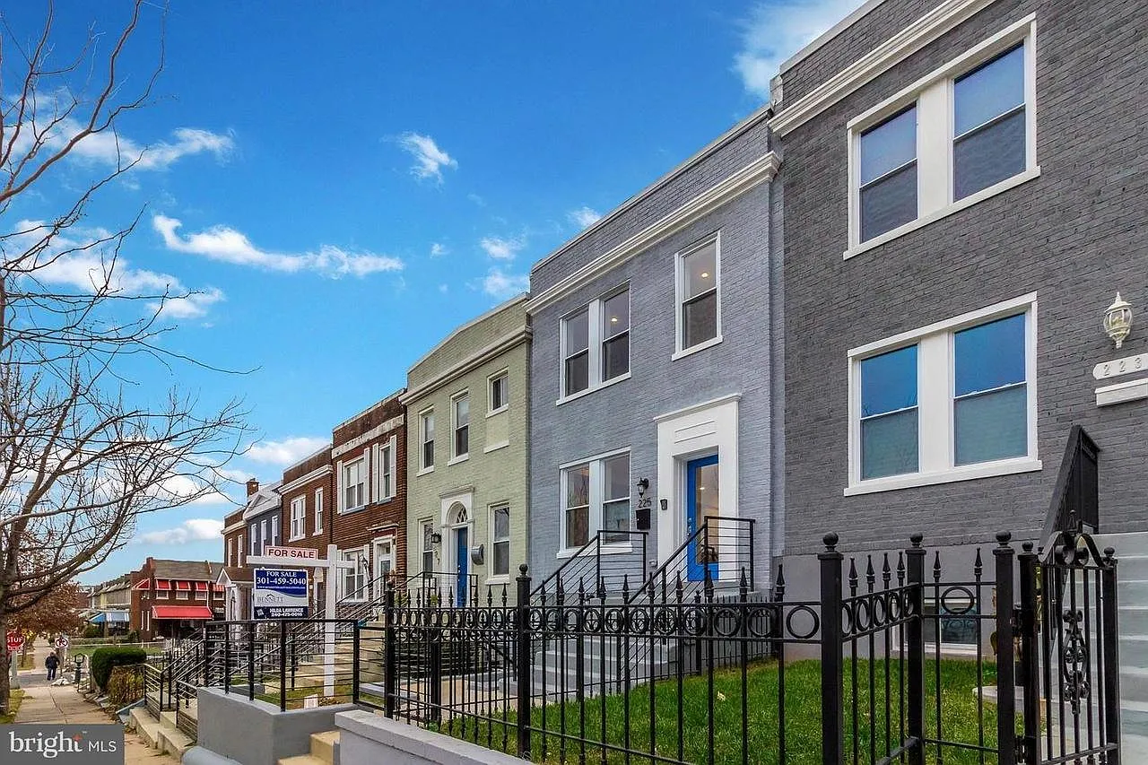 225 Bryant St NE — Photo 1