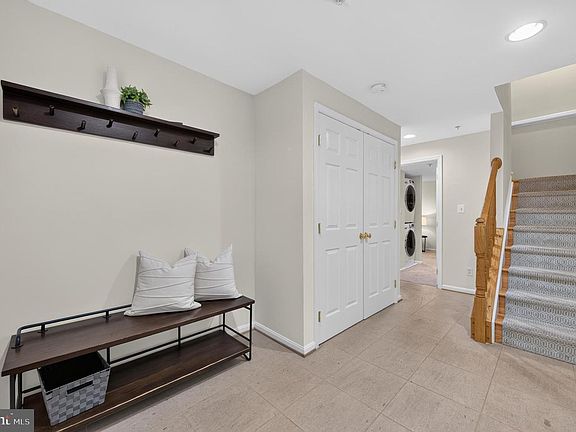 5th image of 122 Sanborn Pl