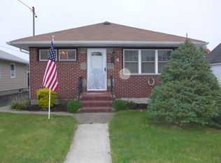 4 Strand Pl, Mineola, NY 11501