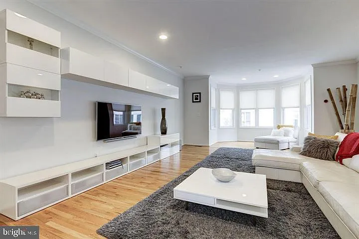 2058 N Oakland St — Photo 9