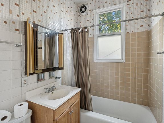 5th image of 2937 N Ashland Ave