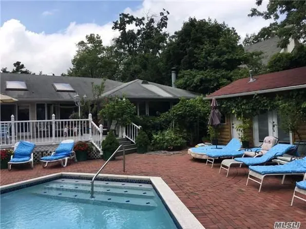 18 Wood Ln, Woodmere, NY 11598