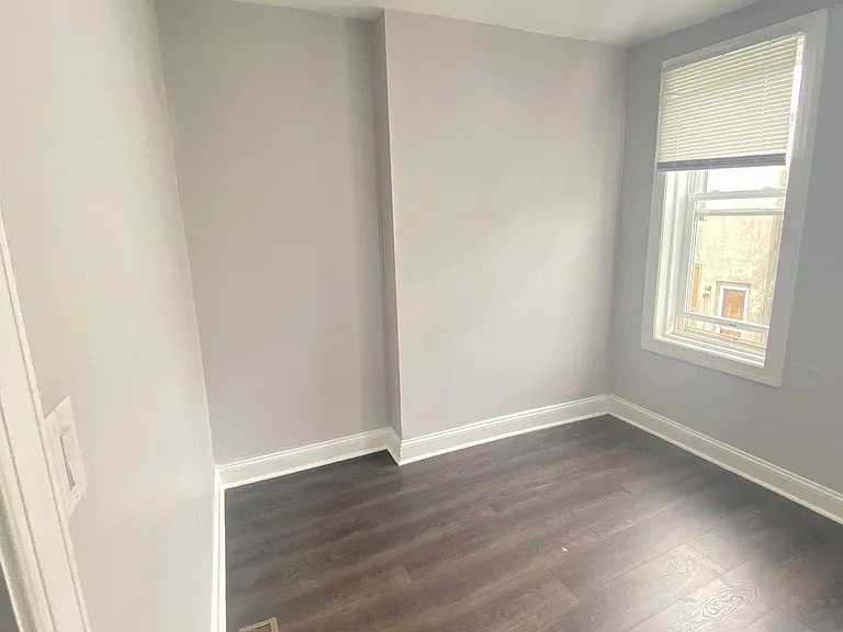 1332 N Hobart St — Photo 14