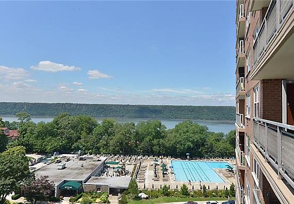 5th image of 5700 Arlington Ave APT 10P