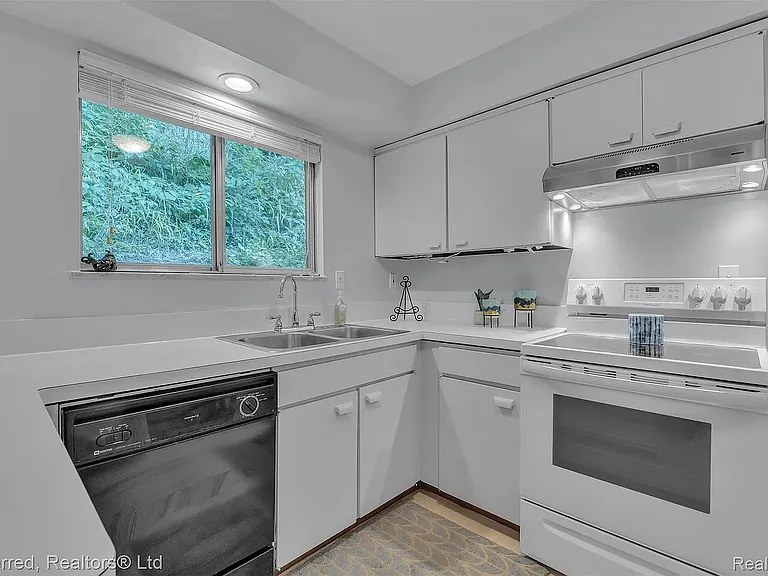 1558 Jones Dr — Photo 8