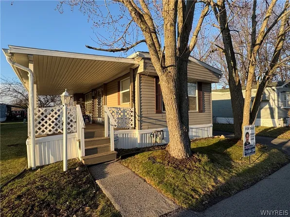 349 Old Beebe Rd, Lockport, NY 14094