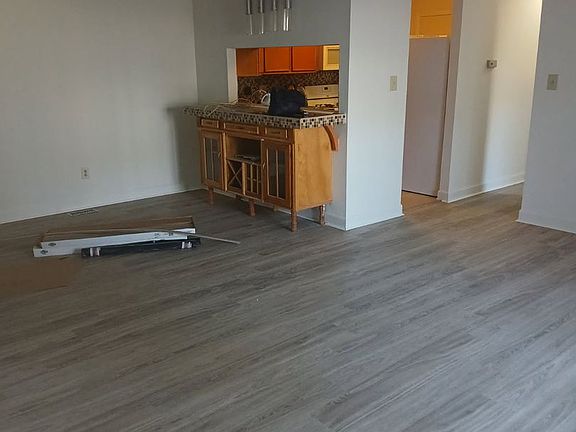 4th image of 215 Stockton Ct