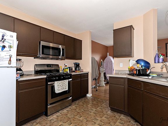 5th image of 700 Navajo St