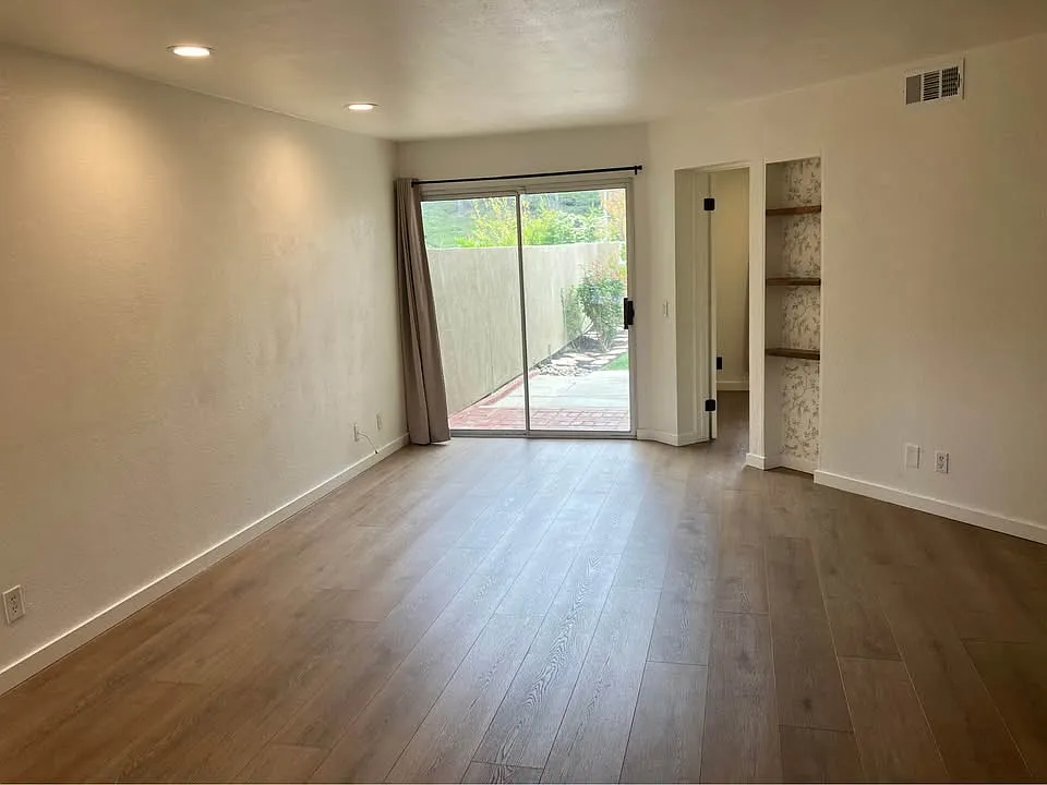 2 bed, 1000 sqft, $3,500 — Photo 3