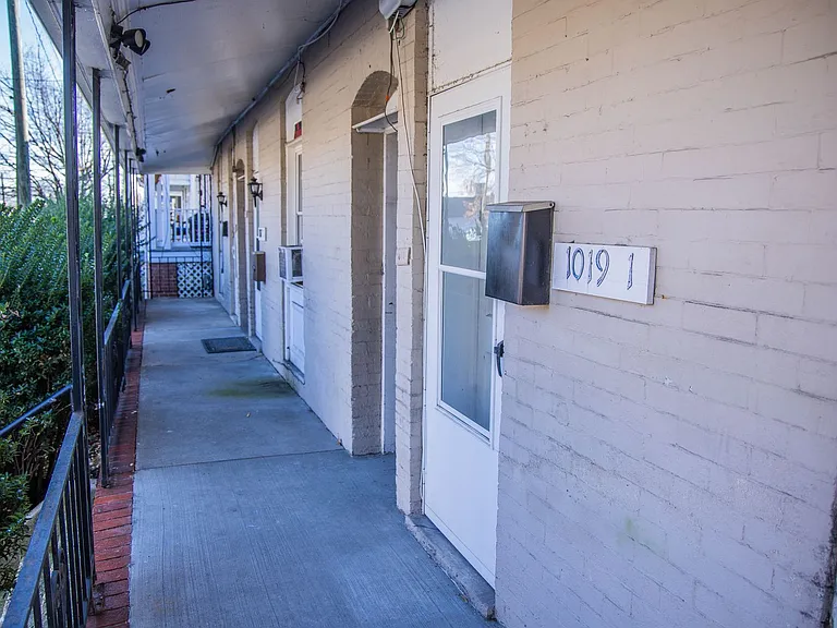 1019 W Leigh St — Photo 1