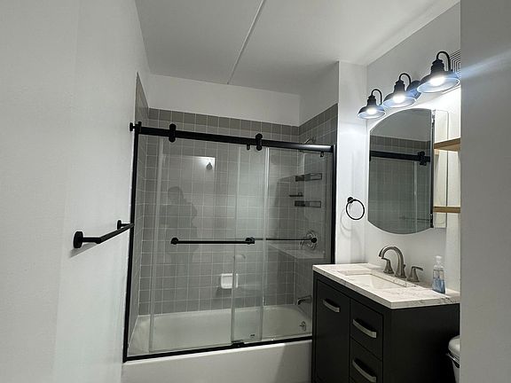 4th image of 243 Mount Eden Ave