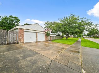 300 Old Course Dr, Friendswood, TX 77546