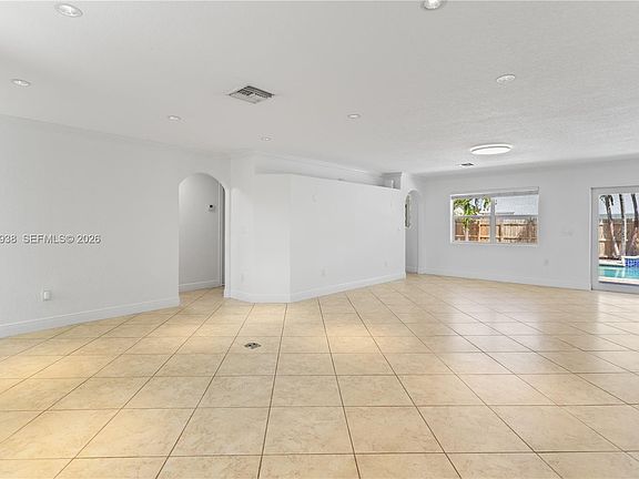 4th image of 405 SE 4th Ter