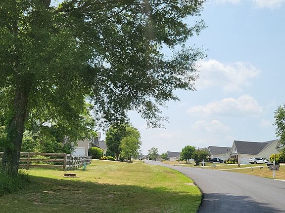 4th image of 145 Oakwood Dr